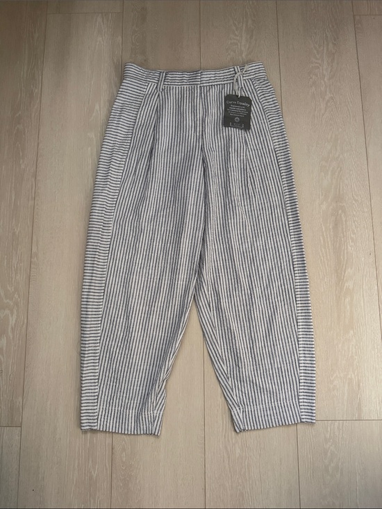 Democracy Pants - Democracy Striped Wide-Leg Chinos in White and Gray